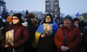 9/2/24 - Mujeres sostienen fotografías del ex comandante en jefe de las Fuerzas Armadas de Ucrania, Valerii Zaluzhnyi, durante una manifestación de apoyo a él en la Plaza de la Independencia en Kiev, Ucrania, a 9 de febrero de 2024.