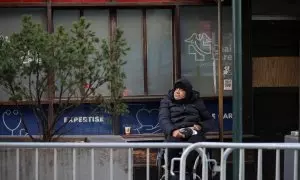 Un hombre en silla de ruedas espera a las puertas de un centro sanitario en Manhattan (Nueva York) este 8 de febrero de 2024.