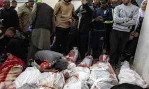 Decenas de palestinos lloran alrededor de los cadáveres en el hospital Al-Najjar, en Rafah, sur de la Franja de Gaza, tras los bombardeos de Israel, a 12 de febrero de 2024.