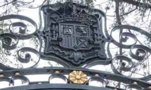 14-2-24 - El escudo franquista en la puerta de acceso del Palacio del Pardo, que fue la residencia oficial del dictador Francisco Franco.