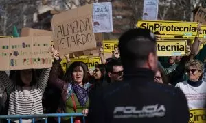 personas protestan durante una manifestación contra la celebración de la mascletà madrileña, en el Puente del Rey de Madrid Río, a 18 de febrero de 2024, en Madrid (España).