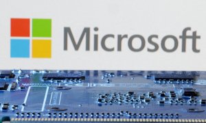 Ilustración con el logo de Microsoft junto a una placa base de una  computadora. REUTERS/Dado Ruvic/Illustration