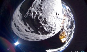 El módulo de aterrizaje lunar Odiseo de Intuitive Machines capta una imagen de amplio campo de visión del cráter Schomberger en la Luna, en esta imagen distribuida el 23 de febrero de 2024.