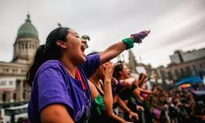 Mujeres participan en una manifestación en conmemoración del Día Internacional de la Mujer, este viernes en Buenos Aires