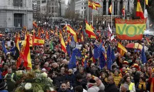 Los manifestantes, bajo el lema "Sobran los motivos, ¡Sánchez dimisión!", se reúnen en la Plaza de Cibeles (Madrid), el 9 de marzo de 2024.