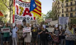 Varias personas sujetan carteles durante una concentración convocada por la plataforma 17A frente a la delegación de Gobierno en Barcelona, el  17 de agosto de 2023