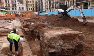 Els equips d'arqueòlegs en els treballs excavacions i cates de prospecció al Mercat de l'Abaceria de Barcelona