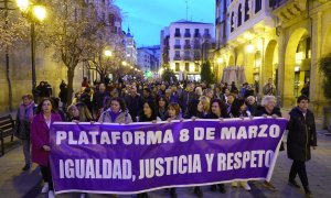 Decenas de personas durante la manifestación que recorrió las calles de Logroño el 8 de marzo con motivo del Día de la Mujer.