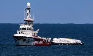 El barco de la ONG Open Arms desplazándose por el mar desde Chipre a Gaza con la plataforma de World Central Kitchen cargada de alimentos este 15 de marzo de 2024.