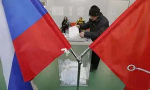 Un ciudadano ruso deposita su voto durante las elecciones presidenciales en San Petersburgo, Rusia. 15-03-2024