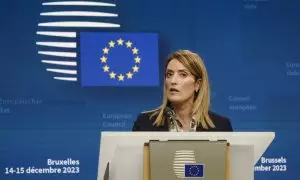 La presidenta del Parlamento Europeo, Roberta Metsola, celebra una conferencia de prensa durante la cumbre de líderes de la Unión Europea, a 14 de diciembre de 2023.