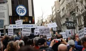 Manifestación organizada por la asociación La Plaza bajo el lema “Ayuso dimisión” contra la presidenta de la Comunidad de Madrid, Isabel Díaz Ayuso