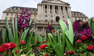 Un parterre de flores delante de la sede del Banco de Inglaterra (BoE, en sus siglas en inglés), en la City londinense. REUTERS/Toby Melville