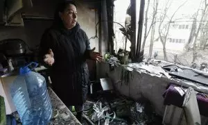 Una mujer ucraniana después de que varios misiles rusos alcanzasen su vivienda.
