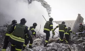 Fotografía que muestra a los rescatistas trabajando en el lugar de un ataque con misiles en la ciudad de Khmelnytskyi, Ucrania, el 22 de marzo de 2024.