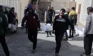 Familiares palestinos trasladan los cadáveres.