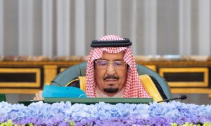 El rey Salman bin Abdulaziz de Arabia Saudita preside una reunión de gabinete en Riad el 17 de octubre de 2023.