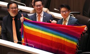 Los miembros del Parlamento del Partido Move Forward sostienen banderas con los colores del arcoíris para apoyar a LGTBI+ durante una sesión legislativa celebrada para reconocer un proyecto de ley de igualdad en el matrimonio en el Parlamento de Bangkok,