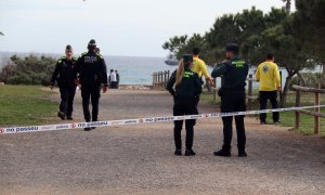 Agents policials i personal del SEM en la zona acordonada de la platja del Miracle