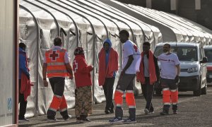 La Guardia Civil ha socorrido este miércoles a 34 inmigrantes localizados a bordo de un cayuco a 15 kilómetros al sur de El Hierro.