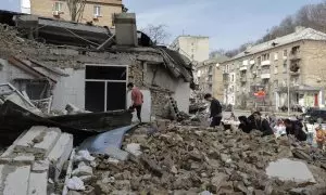 Estudiantes y voluntarios retiran escombros en la Academia Estatal de Artes Decorativas Aplicadas y Diseño de Kiev después de que fuera dañada por un ataque con misiles. 30/03/2024.