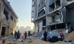 Los palestinos inspeccionan los daños causados ​​en el Hospital Al Shifa después de que los soldados israelíes se retiraran del hospital y de la región circundante después de una operación militar de dos semanas.