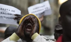 Una persona protesta en Barcelona contra la muerte del vendedor ambulante Mame Mbaye, en marzo de 2018.