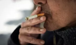 Una persona fumando, en Sevilla a 12 de marzo de 2024.