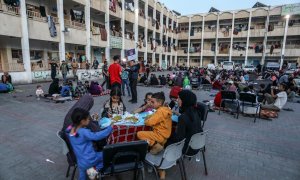 Niños palestinos desayunando en la ciudad de Rafah, Gaza, a 31 de marzo de 2024.