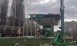 Estación de combustible dañada durante los ataques con misiles y drones rusos en Kharkiv