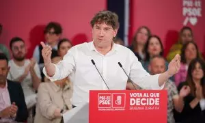 El secretario general del PSE-EE y candidato a Lehendakari, Eneko Andueza, interviene durante un acto de campaña del PSOE, en el Palacio Europa, a 6 de abril de 2024, en Vitoria-Gasteiz