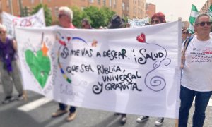 Detalle de una pancarta en la manifestación a favor de la sanidad pública este domingo en Sevilla.