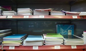 Cuadernos y demás material escolar. Imagen de Archivo