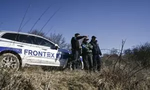 Un oficial de la policía fronteriza serbia y miembros de Frontex en la frontera entre Bulgaria y Serbia el 17 de febrero de 2023.