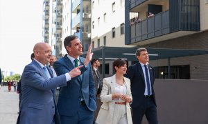 El presidente del Gobierno, Pedro Sánchez, visita la promoción de viviendas sociales Intercivitas II. A 8 de abril de 2024, en Dos Hermanas, Sevilla