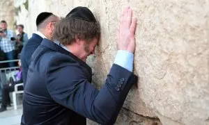 Javier Milei reza en el Muro de las Lamentaciones de Jerusalén,  a 6 de febrero de 2024.