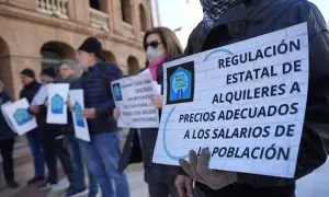 Un grupo de personas con pancartas de 'Regulación Estatal de alquileres a precios adecuados a los salarios de la población' durante una concentración de la Plataforma de Afectados por la Hipoteca (PAH) para exigir una ley de derecho a la vivienda, a 28 de