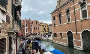 Foto de archivo de grandes grupos de turistas en el centro de Venecia, a 19 de mayo de 2023.