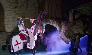 Una de les escenes més conegudes de la 'Representació de la llegenda de Sant Jordi', l'acte més emblemàtic de la Setmana Medieval de Montblanc, en una imatge d'arxiu