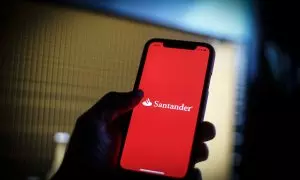 El logo del Banco Santander en un teléfono móvil. AFP/Jaap Arriens/NurPhoto