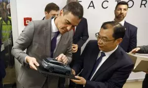 El presidente del Gobierno, Pedro Sánchez, junto al el vicepresidente de Chery Internacional, Zhang Guibing, tras la firma del acuerdo en Barcelona, a 19 de abril de 2024.