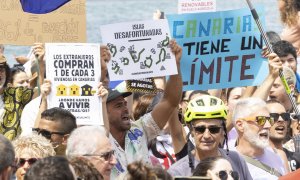 Manifestantes protestan contra el turismo en masa en Las Palmas de Gran Canarias.
