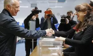 El lehendakari en funciones, Iñigo Urkullu (i), vota en las elecciones vascas, de las que saldrá su sucesor al frente del Gobierno Vasco, en un colegio electoral en Durango, Bizkaia, este domingo.