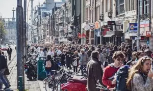 Imagen de archivo de turistas en la ciudad de Ámsterdam.