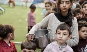 24/04/2024 Varios niños palestinos esperan para recibir comida en la ciudad de Gaza, a 13 de abril de 2024.