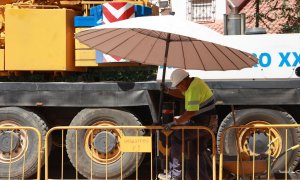 Trabajadores de la construcción resguardándose de las altas temperaturas en una obra en Sevilla, a 2 de septiembre de 2023.
