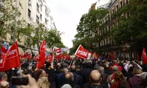 27/04/2024.- Simpatizantes del PSOE se concentran en los alrededores de la sede socialista de Ferraz