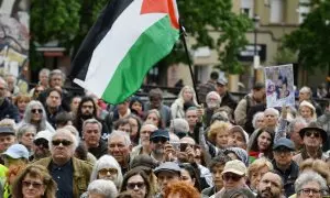 Decenas de personas en una concentración del mundo de la cultura para exigir el alto al fuego en Gaza, en la Plaza del Museo Reina Sofía, a 27 de abril de 2024.