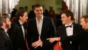 El mundo al revés: Pablo Iglesias, de esmoquin, y Sánchez sin corbata en la gala de los premios Goya