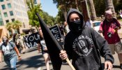 Un enfrentamiento entre neonazis y antifascistas se salda con diez heridos en EEUU